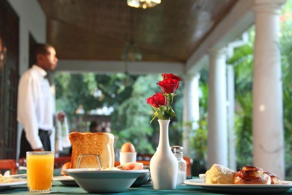Bronte Hotel Хараре Экстерьер фото